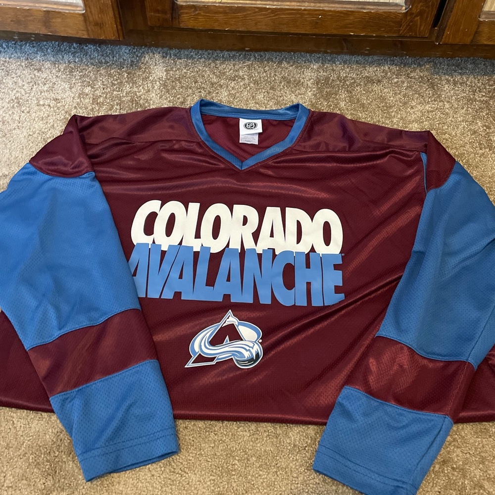 COPY - Mens Xl NHL brand Colorado Avalanche jersey Mackenzie hold